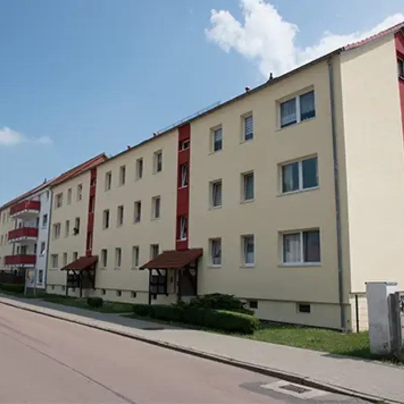 Mehrstöckiges hellgelbes Wohnhaus